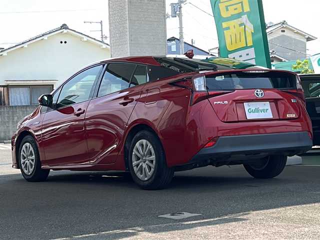 トヨタ プリウス S 愛媛県 2019(令1)年 10.2万km エモーショナルレッドⅡ ワンオーナー/純正SDナビ(NSZT-W68T)/・フルセグTV/・Bluetooth接続/・CD/DVD再生/・AM/FM/バックカメラ/ビルトインETC/ToyotaSafetySense/・プリクラッシュセーフティ/・レーンディパーチャーアラート/・レーダークルーズコントロール/・オートマチックハイビーム/・レーンキーピングアシスト/・コーナーセンサー/先行車発進アラート/横滑り防止装置/前後ドライブレコーダー/純正15インチアルミホイール/スマートキー/スペアキー