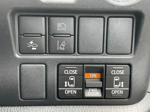トヨタ ノア Si ダブルバイビー 滋賀県 2018(平30)年 6.3万km ブラック 禁煙車/純正10型ナビ/CD/DVD/Bluetooth/SD/フルセグTV/バックカメラ/フリップダウンモニター/ETC/両側パワースライドドア/クルーズコントロール/トヨタセーフティセンス/レーンキープアシスト/ドライブレコーダー/ハーフレザーシート/純正アルミホイール/アイドリングストップ/LEDヘッドライト/オートハイビーム