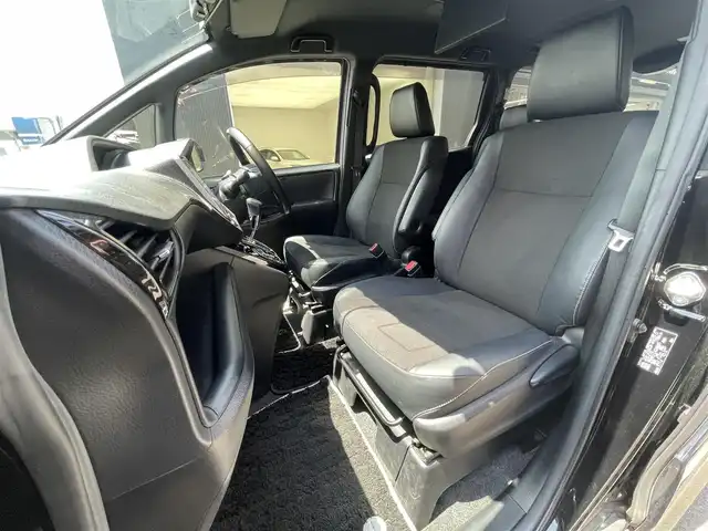 トヨタ ノア Si ダブルバイビー 滋賀県 2018(平30)年 6.3万km ブラック 禁煙車/純正10型ナビ/CD/DVD/Bluetooth/SD/フルセグTV/バックカメラ/フリップダウンモニター/ETC/両側パワースライドドア/クルーズコントロール/トヨタセーフティセンス/レーンキープアシスト/ドライブレコーダー/ハーフレザーシート/純正アルミホイール/アイドリングストップ/LEDヘッドライト/オートハイビーム