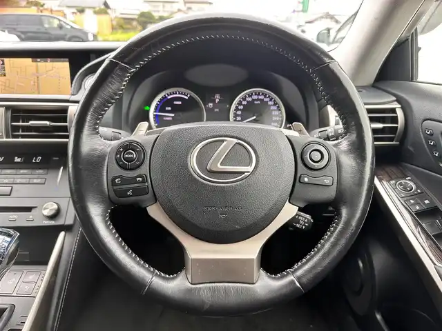 レクサス ＩＳ 300h バージョンL 宮城県 2015(平27)年 13.1万km ホワイトパールクリスタルシャイン クリアランスソナー/バックソナー/＝＝＝/純正ナビ/フルセグTV/Bluetooth/CD/DVD/SD/AM/FM/AUX/USB/バックカメラ/フロントコーナーカメラ/フロントドライブレコーダー/ビルトインETC/クルーズコントロール/LEDヘッドランプ/LEDフォグランプ/オートライト/レザーシート/シートヒーター/ベンチレーション/本革巻きステアリング/ステアリングスイッチ/ステアリングヒーター/パドルシフト/電動格納ドアミラー/ドアミラーウインカー/純正フロアマット/プッシュエンジンスタート/スマートキー