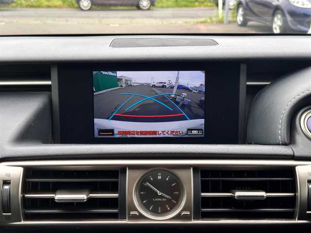 レクサス ＩＳ 300h バージョンL 徳島県 2015(平27)年 13.1万km ホワイトパールクリスタルシャイン 純正メモリナビ/（フルセグTV/Bluetooth/CD/DVD/SD//AM/FM/AUX/USB)/バックカメラ/フロントコーナーカメラ/フロントドライブレコーダー/ビルトインETC/クルーズコントロール/LEDヘッドランプ/LEDフォグランプ/オートライト/レザーシート/シートヒーター/ベンチレーション/本革巻きステアリング/ステアリングスイッチ/ステアリングヒーター/パドルシフト/電動格納ドアミラー/ドアミラーウインカー/純正フロアマット/プッシュエンジンスタート/スマートキー/カードキー