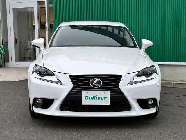 レクサス ＩＳ 300h バージョンL 徳島県 2015(平27)年 13.1万km ホワイトパールクリスタルシャイン 純正メモリナビ/（フルセグTV/Bluetooth/CD/DVD/SD//AM/FM/AUX/USB)/バックカメラ/フロントコーナーカメラ/フロントドライブレコーダー/ビルトインETC/クルーズコントロール/LEDヘッドランプ/LEDフォグランプ/オートライト/レザーシート/シートヒーター/ベンチレーション/本革巻きステアリング/ステアリングスイッチ/ステアリングヒーター/パドルシフト/電動格納ドアミラー/ドアミラーウインカー/純正フロアマット/プッシュエンジンスタート/スマートキー/カードキー