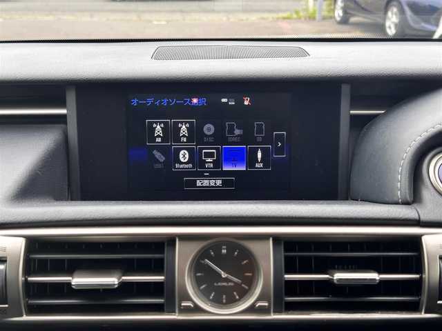 レクサス ＩＳ 300h バージョンL 徳島県 2015(平27)年 13.1万km ホワイトパールクリスタルシャイン 純正メモリナビ/（フルセグTV/Bluetooth/CD/DVD/SD//AM/FM/AUX/USB)/バックカメラ/フロントコーナーカメラ/フロントドライブレコーダー/ビルトインETC/クルーズコントロール/LEDヘッドランプ/LEDフォグランプ/オートライト/レザーシート/シートヒーター/ベンチレーション/本革巻きステアリング/ステアリングスイッチ/ステアリングヒーター/パドルシフト/電動格納ドアミラー/ドアミラーウインカー/純正フロアマット/プッシュエンジンスタート/スマートキー/カードキー