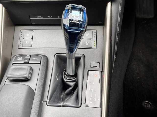 レクサス ＩＳ 300h バージョンL 徳島県 2015(平27)年 13.1万km ホワイトパールクリスタルシャイン 純正メモリナビ/（フルセグTV/Bluetooth/CD/DVD/SD//AM/FM/AUX/USB)/バックカメラ/フロントコーナーカメラ/フロントドライブレコーダー/ビルトインETC/クルーズコントロール/LEDヘッドランプ/LEDフォグランプ/オートライト/レザーシート/シートヒーター/ベンチレーション/本革巻きステアリング/ステアリングスイッチ/ステアリングヒーター/パドルシフト/電動格納ドアミラー/ドアミラーウインカー/純正フロアマット/プッシュエンジンスタート/スマートキー/カードキー