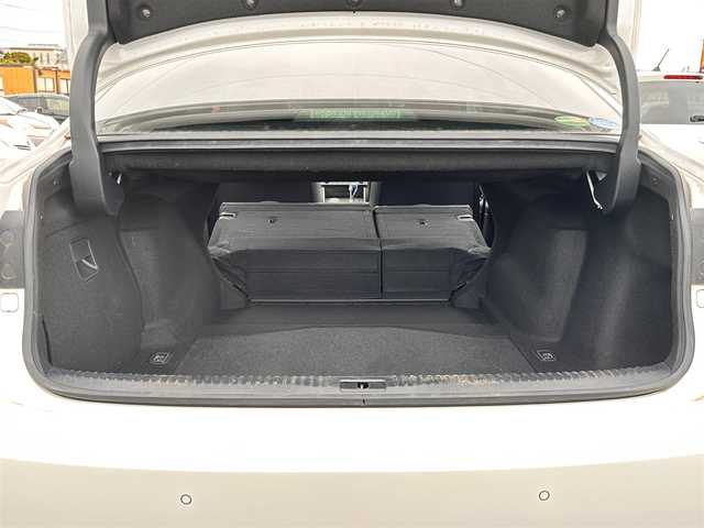 レクサス ＩＳ 300h バージョンL 徳島県 2015(平27)年 13.1万km ホワイトパールクリスタルシャイン 純正メモリナビ/（フルセグTV/Bluetooth/CD/DVD/SD//AM/FM/AUX/USB)/バックカメラ/フロントコーナーカメラ/フロントドライブレコーダー/ビルトインETC/クルーズコントロール/LEDヘッドランプ/LEDフォグランプ/オートライト/レザーシート/シートヒーター/ベンチレーション/本革巻きステアリング/ステアリングスイッチ/ステアリングヒーター/パドルシフト/電動格納ドアミラー/ドアミラーウインカー/純正フロアマット/プッシュエンジンスタート/スマートキー/カードキー