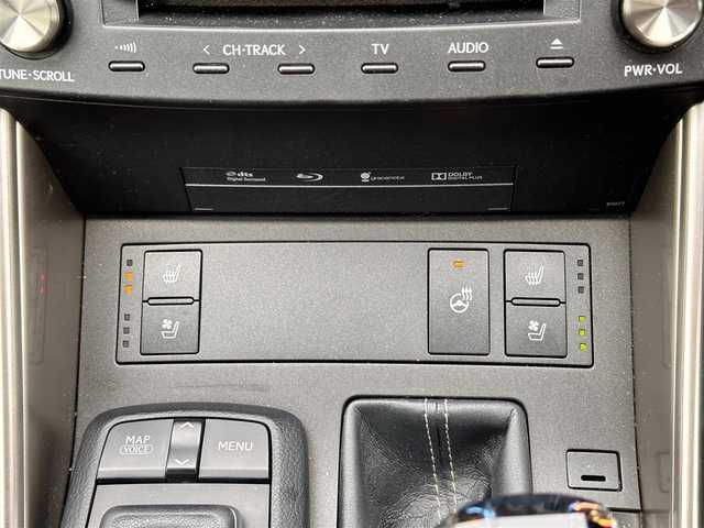 レクサス ＩＳ 300h バージョンL 徳島県 2015(平27)年 13.1万km ホワイトパールクリスタルシャイン 純正メモリナビ/（フルセグTV/Bluetooth/CD/DVD/SD//AM/FM/AUX/USB)/バックカメラ/フロントコーナーカメラ/フロントドライブレコーダー/ビルトインETC/クルーズコントロール/LEDヘッドランプ/LEDフォグランプ/オートライト/レザーシート/シートヒーター/ベンチレーション/本革巻きステアリング/ステアリングスイッチ/ステアリングヒーター/パドルシフト/電動格納ドアミラー/ドアミラーウインカー/純正フロアマット/プッシュエンジンスタート/スマートキー/カードキー