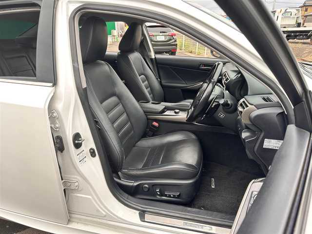 レクサス ＩＳ 300h バージョンL 徳島県 2015(平27)年 13.1万km ホワイトパールクリスタルシャイン 純正メモリナビ/（フルセグTV/Bluetooth/CD/DVD/SD//AM/FM/AUX/USB)/バックカメラ/フロントコーナーカメラ/フロントドライブレコーダー/ビルトインETC/クルーズコントロール/LEDヘッドランプ/LEDフォグランプ/オートライト/レザーシート/シートヒーター/ベンチレーション/本革巻きステアリング/ステアリングスイッチ/ステアリングヒーター/パドルシフト/電動格納ドアミラー/ドアミラーウインカー/純正フロアマット/プッシュエンジンスタート/スマートキー/カードキー