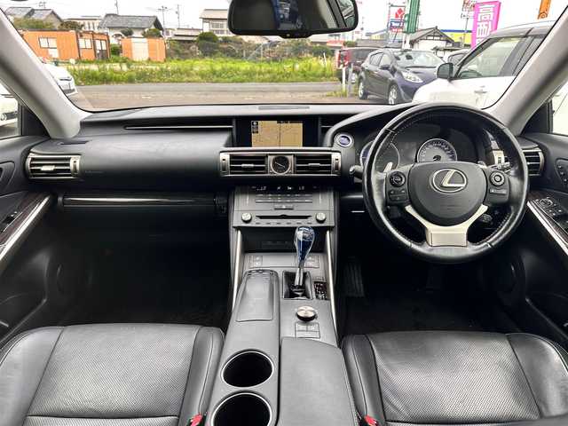 レクサス ＩＳ 300h バージョンL 徳島県 2015(平27)年 13.1万km ホワイトパールクリスタルシャイン 純正メモリナビ/（フルセグTV/Bluetooth/CD/DVD/SD//AM/FM/AUX/USB)/バックカメラ/フロントコーナーカメラ/フロントドライブレコーダー/ビルトインETC/クルーズコントロール/LEDヘッドランプ/LEDフォグランプ/オートライト/レザーシート/シートヒーター/ベンチレーション/本革巻きステアリング/ステアリングスイッチ/ステアリングヒーター/パドルシフト/電動格納ドアミラー/ドアミラーウインカー/純正フロアマット/プッシュエンジンスタート/スマートキー/カードキー