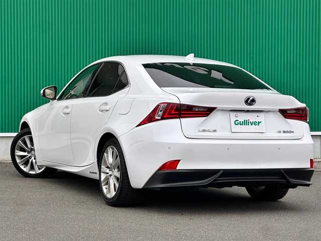 レクサス ＩＳ 300h バージョンL 徳島県 2015(平27)年 13.1万km ホワイトパールクリスタルシャイン 純正メモリナビ/（フルセグTV/Bluetooth/CD/DVD/SD//AM/FM/AUX/USB)/バックカメラ/フロントコーナーカメラ/フロントドライブレコーダー/ビルトインETC/クルーズコントロール/LEDヘッドランプ/LEDフォグランプ/オートライト/レザーシート/シートヒーター/ベンチレーション/本革巻きステアリング/ステアリングスイッチ/ステアリングヒーター/パドルシフト/電動格納ドアミラー/ドアミラーウインカー/純正フロアマット/プッシュエンジンスタート/スマートキー/カードキー