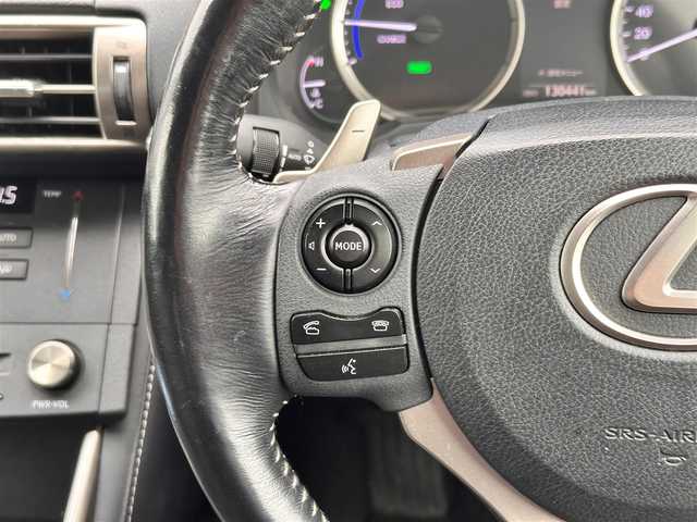 レクサス ＩＳ 300h バージョンL 徳島県 2015(平27)年 13.1万km ホワイトパールクリスタルシャイン 純正メモリナビ/（フルセグTV/Bluetooth/CD/DVD/SD//AM/FM/AUX/USB)/バックカメラ/フロントコーナーカメラ/フロントドライブレコーダー/ビルトインETC/クルーズコントロール/LEDヘッドランプ/LEDフォグランプ/オートライト/レザーシート/シートヒーター/ベンチレーション/本革巻きステアリング/ステアリングスイッチ/ステアリングヒーター/パドルシフト/電動格納ドアミラー/ドアミラーウインカー/純正フロアマット/プッシュエンジンスタート/スマートキー/カードキー