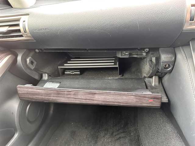 レクサス ＩＳ 300h バージョンL 徳島県 2015(平27)年 13.1万km ホワイトパールクリスタルシャイン 純正メモリナビ/（フルセグTV/Bluetooth/CD/DVD/SD//AM/FM/AUX/USB)/バックカメラ/フロントコーナーカメラ/フロントドライブレコーダー/ビルトインETC/クルーズコントロール/LEDヘッドランプ/LEDフォグランプ/オートライト/レザーシート/シートヒーター/ベンチレーション/本革巻きステアリング/ステアリングスイッチ/ステアリングヒーター/パドルシフト/電動格納ドアミラー/ドアミラーウインカー/純正フロアマット/プッシュエンジンスタート/スマートキー/カードキー