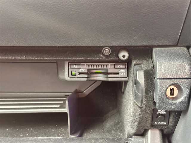 レクサス ＩＳ 300h バージョンL 徳島県 2015(平27)年 13.1万km ホワイトパールクリスタルシャイン 純正メモリナビ/（フルセグTV/Bluetooth/CD/DVD/SD//AM/FM/AUX/USB)/バックカメラ/フロントコーナーカメラ/フロントドライブレコーダー/ビルトインETC/クルーズコントロール/LEDヘッドランプ/LEDフォグランプ/オートライト/レザーシート/シートヒーター/ベンチレーション/本革巻きステアリング/ステアリングスイッチ/ステアリングヒーター/パドルシフト/電動格納ドアミラー/ドアミラーウインカー/純正フロアマット/プッシュエンジンスタート/スマートキー/カードキー