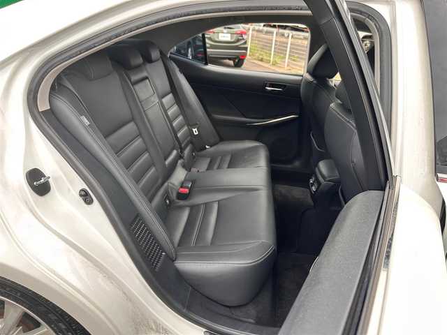 レクサス ＩＳ 300h バージョンL 徳島県 2015(平27)年 13.1万km ホワイトパールクリスタルシャイン 純正メモリナビ/（フルセグTV/Bluetooth/CD/DVD/SD//AM/FM/AUX/USB)/バックカメラ/フロントコーナーカメラ/フロントドライブレコーダー/ビルトインETC/クルーズコントロール/LEDヘッドランプ/LEDフォグランプ/オートライト/レザーシート/シートヒーター/ベンチレーション/本革巻きステアリング/ステアリングスイッチ/ステアリングヒーター/パドルシフト/電動格納ドアミラー/ドアミラーウインカー/純正フロアマット/プッシュエンジンスタート/スマートキー/カードキー