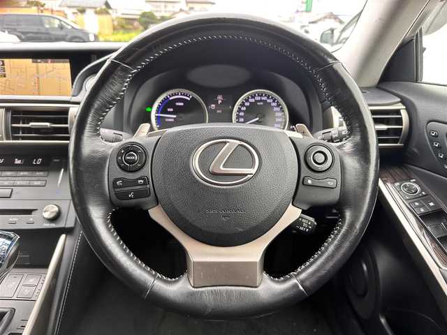 レクサス ＩＳ 300h バージョンL 徳島県 2015(平27)年 13.1万km ホワイトパールクリスタルシャイン 純正メモリナビ/（フルセグTV/Bluetooth/CD/DVD/SD//AM/FM/AUX/USB)/バックカメラ/フロントコーナーカメラ/フロントドライブレコーダー/ビルトインETC/クルーズコントロール/LEDヘッドランプ/LEDフォグランプ/オートライト/レザーシート/シートヒーター/ベンチレーション/本革巻きステアリング/ステアリングスイッチ/ステアリングヒーター/パドルシフト/電動格納ドアミラー/ドアミラーウインカー/純正フロアマット/プッシュエンジンスタート/スマートキー/カードキー