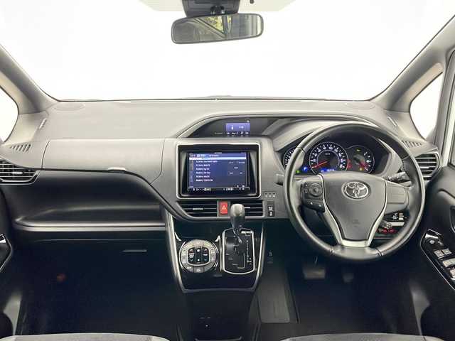 トヨタ ヴォクシー ZS 煌Ⅲ 千葉県 2021(令3)年 4.6万km ホワイトパールクリスタルシャイン 社外メモリーナビ/フルセグTV/Bluetooth/CD/DVD/USB/社外フリップダウンモニター/バックカメラ/ビルトインETC/トヨタセーフティセンス/両側パワースライドドア/ハーフレザーシート/ISOFIX/クルーズコントロール/レーンキープアシスト/衝突被害軽減ブレーキ/オートマチックハイビーム/コーナーセンサー/スマートキー/プッシュスタート/アイドリングストップ/パーキングアシスト/横滑り防止装置/LEDヘッドライト