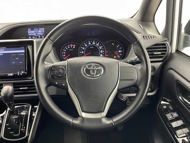 トヨタ ヴォクシー ZS 煌Ⅲ 千葉県 2021(令3)年 4.6万km ホワイトパールクリスタルシャイン 社外メモリーナビ/フルセグTV/Bluetooth/CD/DVD/USB/社外フリップダウンモニター/バックカメラ/ビルトインETC/トヨタセーフティセンス/両側パワースライドドア/ハーフレザーシート/ISOFIX/クルーズコントロール/レーンキープアシスト/衝突被害軽減ブレーキ/オートマチックハイビーム/コーナーセンサー/スマートキー/プッシュスタート/アイドリングストップ/パーキングアシスト/横滑り防止装置/LEDヘッドライト