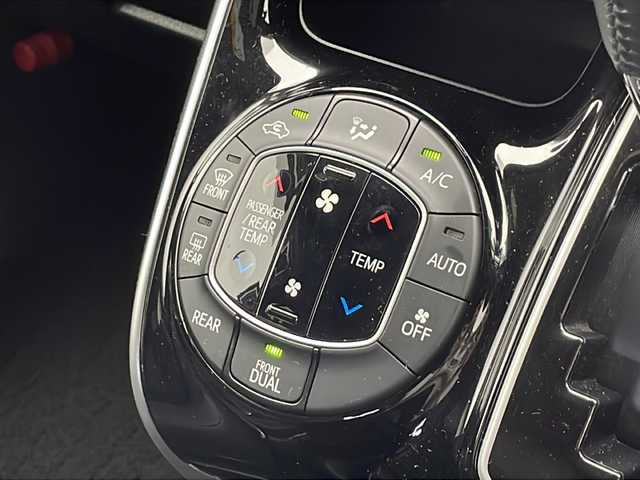 トヨタ ヴォクシー ZS 煌Ⅲ 千葉県 2021(令3)年 4.6万km ホワイトパールクリスタルシャイン 社外メモリーナビ/フルセグTV/Bluetooth/CD/DVD/USB/社外フリップダウンモニター/バックカメラ/ビルトインETC/トヨタセーフティセンス/両側パワースライドドア/ハーフレザーシート/ISOFIX/クルーズコントロール/レーンキープアシスト/衝突被害軽減ブレーキ/オートマチックハイビーム/コーナーセンサー/スマートキー/プッシュスタート/アイドリングストップ/パーキングアシスト/横滑り防止装置/LEDヘッドライト