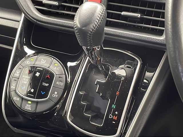 トヨタ ヴォクシー ZS 煌Ⅲ 千葉県 2021(令3)年 4.6万km ホワイトパールクリスタルシャイン 社外メモリーナビ/フルセグTV/Bluetooth/CD/DVD/USB/社外フリップダウンモニター/バックカメラ/ビルトインETC/トヨタセーフティセンス/両側パワースライドドア/ハーフレザーシート/ISOFIX/クルーズコントロール/レーンキープアシスト/衝突被害軽減ブレーキ/オートマチックハイビーム/コーナーセンサー/スマートキー/プッシュスタート/アイドリングストップ/パーキングアシスト/横滑り防止装置/LEDヘッドライト