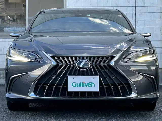 レクサス ＥＳ 300h バージョンL 福岡県 2023(令5)年 2.9万km ソニッククロム ワンオーナー/サンルーフ/デジタルアウターミラー/純正12.3インチコネクティッドナビ/　（AM/FM/Miracast/Bluetooth/フルセグTV/ナビ有）/フロント/サイド/バックカメラ/パノラミックビューモニター/レクサスセーフティーセンス/・プリクラッシュセーフティ/・レーントレーシングアシスト/・オートマチックハイビーム/・ロードサインアシスト/・レーダークルーズコントロール/・先行車発進告知機能/クリアランスソナー/コーナーセンサー/ブラインドスポッドモニター/リアクロストラフィックアシスト/リアカメラディテクッション/純正18インチAW/茶/黒レザーシート/パワーシート（D/N）/シートメモリ（D/N）/シートヒーター（全席）/エアシート（全席）/ステアリングヒーター/デジタルインナーミラー/前後ドライブレコーダー/置くだけ充電/AC100V/パドルシフト/純正フロアマット/後席サンシェード/ISOFIX/スペアキー×1/カードキー×1/保証書/取扱説明書/ナビ取扱説明書