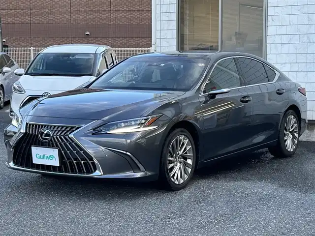 レクサス ＥＳ 300h バージョンL 福岡県 2023(令5)年 2.9万km ソニッククロム ワンオーナー/サンルーフ/デジタルアウターミラー/純正12.3インチコネクティッドナビ/　（AM/FM/Miracast/Bluetooth/フルセグTV/ナビ有）/フロント/サイド/バックカメラ/パノラミックビューモニター/レクサスセーフティーセンス/・プリクラッシュセーフティ/・レーントレーシングアシスト/・オートマチックハイビーム/・ロードサインアシスト/・レーダークルーズコントロール/・先行車発進告知機能/クリアランスソナー/コーナーセンサー/ブラインドスポッドモニター/リアクロストラフィックアシスト/リアカメラディテクッション/純正18インチAW/茶/黒レザーシート/パワーシート（D/N）/シートメモリ（D/N）/シートヒーター（全席）/エアシート（全席）/ステアリングヒーター/デジタルインナーミラー/前後ドライブレコーダー/置くだけ充電/AC100V/パドルシフト/純正フロアマット/後席サンシェード/ISOFIX/スペアキー×1/カードキー×1/保証書/取扱説明書/ナビ取扱説明書
