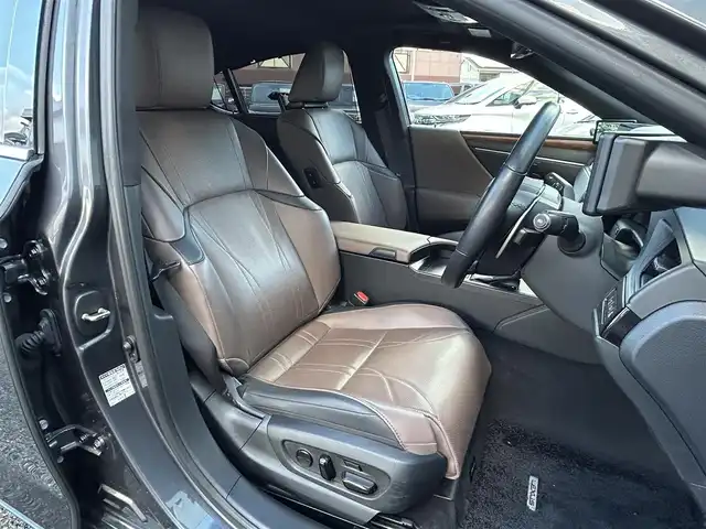 レクサス ＥＳ 300h バージョンL 福岡県 2023(令5)年 2.9万km ソニッククロム ワンオーナー/サンルーフ/デジタルアウターミラー/純正12.3インチコネクティッドナビ/　（AM/FM/Miracast/Bluetooth/フルセグTV/ナビ有）/フロント/サイド/バックカメラ/パノラミックビューモニター/レクサスセーフティーセンス/・プリクラッシュセーフティ/・レーントレーシングアシスト/・オートマチックハイビーム/・ロードサインアシスト/・レーダークルーズコントロール/・先行車発進告知機能/クリアランスソナー/コーナーセンサー/ブラインドスポッドモニター/リアクロストラフィックアシスト/リアカメラディテクッション/純正18インチAW/茶/黒レザーシート/パワーシート（D/N）/シートメモリ（D/N）/シートヒーター（全席）/エアシート（全席）/ステアリングヒーター/デジタルインナーミラー/前後ドライブレコーダー/置くだけ充電/AC100V/パドルシフト/純正フロアマット/後席サンシェード/ISOFIX/スペアキー×1/カードキー×1/保証書/取扱説明書/ナビ取扱説明書