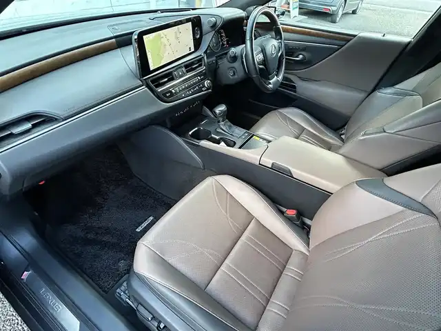 レクサス ＥＳ 300h バージョンL 福岡県 2023(令5)年 2.9万km ソニッククロム ワンオーナー/サンルーフ/デジタルアウターミラー/純正12.3インチコネクティッドナビ/　（AM/FM/Miracast/Bluetooth/フルセグTV/ナビ有）/フロント/サイド/バックカメラ/パノラミックビューモニター/レクサスセーフティーセンス/・プリクラッシュセーフティ/・レーントレーシングアシスト/・オートマチックハイビーム/・ロードサインアシスト/・レーダークルーズコントロール/・先行車発進告知機能/クリアランスソナー/コーナーセンサー/ブラインドスポッドモニター/リアクロストラフィックアシスト/リアカメラディテクッション/純正18インチAW/茶/黒レザーシート/パワーシート（D/N）/シートメモリ（D/N）/シートヒーター（全席）/エアシート（全席）/ステアリングヒーター/デジタルインナーミラー/前後ドライブレコーダー/置くだけ充電/AC100V/パドルシフト/純正フロアマット/後席サンシェード/ISOFIX/スペアキー×1/カードキー×1/保証書/取扱説明書/ナビ取扱説明書