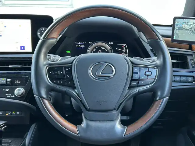 レクサス ＥＳ 300h バージョンL 福岡県 2023(令5)年 2.9万km ソニッククロム ワンオーナー/サンルーフ/デジタルアウターミラー/純正12.3インチコネクティッドナビ/　（AM/FM/Miracast/Bluetooth/フルセグTV/ナビ有）/フロント/サイド/バックカメラ/パノラミックビューモニター/レクサスセーフティーセンス/・プリクラッシュセーフティ/・レーントレーシングアシスト/・オートマチックハイビーム/・ロードサインアシスト/・レーダークルーズコントロール/・先行車発進告知機能/クリアランスソナー/コーナーセンサー/ブラインドスポッドモニター/リアクロストラフィックアシスト/リアカメラディテクッション/純正18インチAW/茶/黒レザーシート/パワーシート（D/N）/シートメモリ（D/N）/シートヒーター（全席）/エアシート（全席）/ステアリングヒーター/デジタルインナーミラー/前後ドライブレコーダー/置くだけ充電/AC100V/パドルシフト/純正フロアマット/後席サンシェード/ISOFIX/スペアキー×1/カードキー×1/保証書/取扱説明書/ナビ取扱説明書