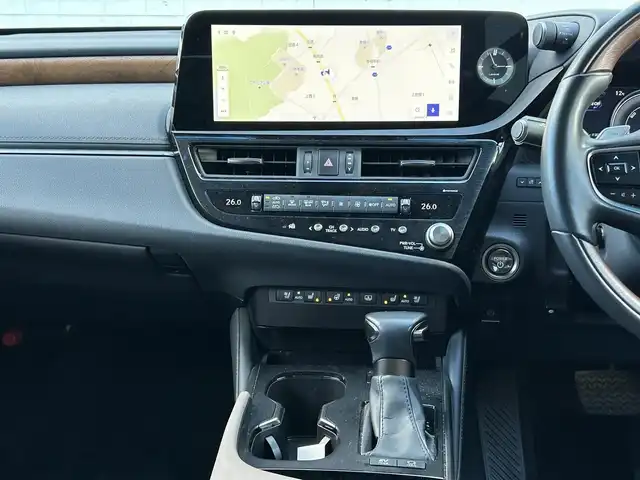 レクサス ＥＳ 300h バージョンL 福岡県 2023(令5)年 2.9万km ソニッククロム ワンオーナー/サンルーフ/デジタルアウターミラー/純正12.3インチコネクティッドナビ/　（AM/FM/Miracast/Bluetooth/フルセグTV/ナビ有）/フロント/サイド/バックカメラ/パノラミックビューモニター/レクサスセーフティーセンス/・プリクラッシュセーフティ/・レーントレーシングアシスト/・オートマチックハイビーム/・ロードサインアシスト/・レーダークルーズコントロール/・先行車発進告知機能/クリアランスソナー/コーナーセンサー/ブラインドスポッドモニター/リアクロストラフィックアシスト/リアカメラディテクッション/純正18インチAW/茶/黒レザーシート/パワーシート（D/N）/シートメモリ（D/N）/シートヒーター（全席）/エアシート（全席）/ステアリングヒーター/デジタルインナーミラー/前後ドライブレコーダー/置くだけ充電/AC100V/パドルシフト/純正フロアマット/後席サンシェード/ISOFIX/スペアキー×1/カードキー×1/保証書/取扱説明書/ナビ取扱説明書