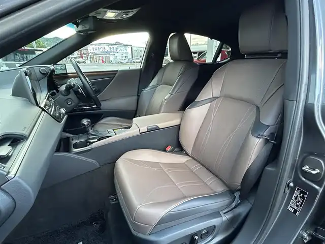 レクサス ＥＳ 300h バージョンL 福岡県 2023(令5)年 2.9万km ソニッククロム ワンオーナー/サンルーフ/デジタルアウターミラー/純正12.3インチコネクティッドナビ/　（AM/FM/Miracast/Bluetooth/フルセグTV/ナビ有）/フロント/サイド/バックカメラ/パノラミックビューモニター/レクサスセーフティーセンス/・プリクラッシュセーフティ/・レーントレーシングアシスト/・オートマチックハイビーム/・ロードサインアシスト/・レーダークルーズコントロール/・先行車発進告知機能/クリアランスソナー/コーナーセンサー/ブラインドスポッドモニター/リアクロストラフィックアシスト/リアカメラディテクッション/純正18インチAW/茶/黒レザーシート/パワーシート（D/N）/シートメモリ（D/N）/シートヒーター（全席）/エアシート（全席）/ステアリングヒーター/デジタルインナーミラー/前後ドライブレコーダー/置くだけ充電/AC100V/パドルシフト/純正フロアマット/後席サンシェード/ISOFIX/スペアキー×1/カードキー×1/保証書/取扱説明書/ナビ取扱説明書
