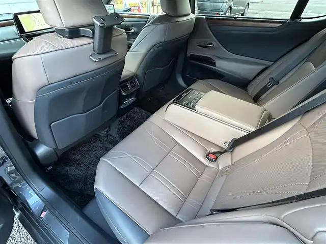 レクサス ＥＳ 300h バージョンL 福岡県 2023(令5)年 2.9万km ソニッククロム ワンオーナー/サンルーフ/デジタルアウターミラー/純正12.3インチコネクティッドナビ/　（AM/FM/Miracast/Bluetooth/フルセグTV/ナビ有）/フロント/サイド/バックカメラ/パノラミックビューモニター/レクサスセーフティーセンス/・プリクラッシュセーフティ/・レーントレーシングアシスト/・オートマチックハイビーム/・ロードサインアシスト/・レーダークルーズコントロール/・先行車発進告知機能/クリアランスソナー/コーナーセンサー/ブラインドスポッドモニター/リアクロストラフィックアシスト/リアカメラディテクッション/純正18インチAW/茶/黒レザーシート/パワーシート（D/N）/シートメモリ（D/N）/シートヒーター（全席）/エアシート（全席）/ステアリングヒーター/デジタルインナーミラー/前後ドライブレコーダー/置くだけ充電/AC100V/パドルシフト/純正フロアマット/後席サンシェード/ISOFIX/スペアキー×1/カードキー×1/保証書/取扱説明書/ナビ取扱説明書