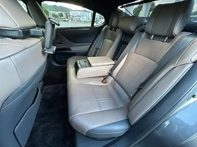 レクサス ＥＳ 300h バージョンL 福岡県 2023(令5)年 2.9万km ソニッククロム ワンオーナー/サンルーフ/デジタルアウターミラー/純正12.3インチコネクティッドナビ/　（AM/FM/Miracast/Bluetooth/フルセグTV/ナビ有）/フロント/サイド/バックカメラ/パノラミックビューモニター/レクサスセーフティーセンス/・プリクラッシュセーフティ/・レーントレーシングアシスト/・オートマチックハイビーム/・ロードサインアシスト/・レーダークルーズコントロール/・先行車発進告知機能/クリアランスソナー/コーナーセンサー/ブラインドスポッドモニター/リアクロストラフィックアシスト/リアカメラディテクッション/純正18インチAW/茶/黒レザーシート/パワーシート（D/N）/シートメモリ（D/N）/シートヒーター（全席）/エアシート（全席）/ステアリングヒーター/デジタルインナーミラー/前後ドライブレコーダー/置くだけ充電/AC100V/パドルシフト/純正フロアマット/後席サンシェード/ISOFIX/スペアキー×1/カードキー×1/保証書/取扱説明書/ナビ取扱説明書