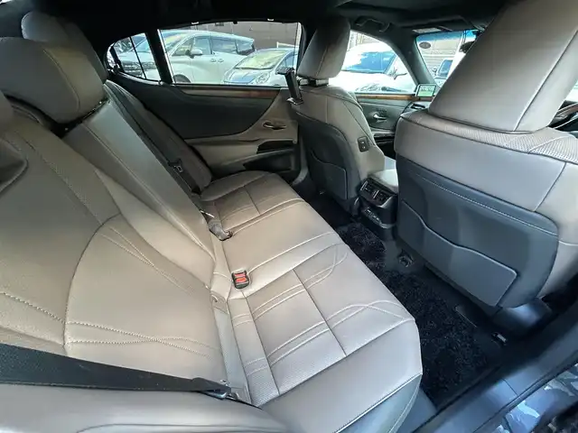 レクサス ＥＳ 300h バージョンL 福岡県 2023(令5)年 2.9万km ソニッククロム ワンオーナー/サンルーフ/デジタルアウターミラー/純正12.3インチコネクティッドナビ/　（AM/FM/Miracast/Bluetooth/フルセグTV/ナビ有）/フロント/サイド/バックカメラ/パノラミックビューモニター/レクサスセーフティーセンス/・プリクラッシュセーフティ/・レーントレーシングアシスト/・オートマチックハイビーム/・ロードサインアシスト/・レーダークルーズコントロール/・先行車発進告知機能/クリアランスソナー/コーナーセンサー/ブラインドスポッドモニター/リアクロストラフィックアシスト/リアカメラディテクッション/純正18インチAW/茶/黒レザーシート/パワーシート（D/N）/シートメモリ（D/N）/シートヒーター（全席）/エアシート（全席）/ステアリングヒーター/デジタルインナーミラー/前後ドライブレコーダー/置くだけ充電/AC100V/パドルシフト/純正フロアマット/後席サンシェード/ISOFIX/スペアキー×1/カードキー×1/保証書/取扱説明書/ナビ取扱説明書