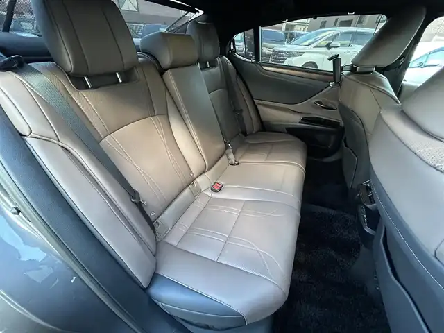 レクサス ＥＳ 300h バージョンL 福岡県 2023(令5)年 2.9万km ソニッククロム ワンオーナー/サンルーフ/デジタルアウターミラー/純正12.3インチコネクティッドナビ/　（AM/FM/Miracast/Bluetooth/フルセグTV/ナビ有）/フロント/サイド/バックカメラ/パノラミックビューモニター/レクサスセーフティーセンス/・プリクラッシュセーフティ/・レーントレーシングアシスト/・オートマチックハイビーム/・ロードサインアシスト/・レーダークルーズコントロール/・先行車発進告知機能/クリアランスソナー/コーナーセンサー/ブラインドスポッドモニター/リアクロストラフィックアシスト/リアカメラディテクッション/純正18インチAW/茶/黒レザーシート/パワーシート（D/N）/シートメモリ（D/N）/シートヒーター（全席）/エアシート（全席）/ステアリングヒーター/デジタルインナーミラー/前後ドライブレコーダー/置くだけ充電/AC100V/パドルシフト/純正フロアマット/後席サンシェード/ISOFIX/スペアキー×1/カードキー×1/保証書/取扱説明書/ナビ取扱説明書