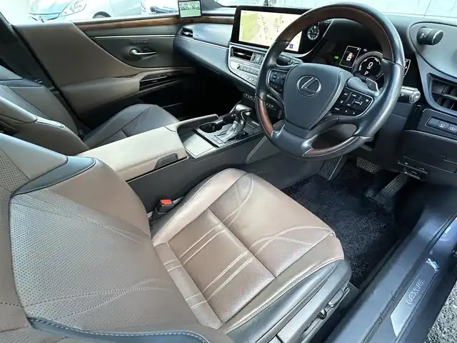 レクサス ＥＳ 300h バージョンL 福岡県 2023(令5)年 2.9万km ソニッククロム ワンオーナー/サンルーフ/デジタルアウターミラー/純正12.3インチコネクティッドナビ/　（AM/FM/Miracast/Bluetooth/フルセグTV/ナビ有）/フロント/サイド/バックカメラ/パノラミックビューモニター/レクサスセーフティーセンス/・プリクラッシュセーフティ/・レーントレーシングアシスト/・オートマチックハイビーム/・ロードサインアシスト/・レーダークルーズコントロール/・先行車発進告知機能/クリアランスソナー/コーナーセンサー/ブラインドスポッドモニター/リアクロストラフィックアシスト/リアカメラディテクッション/純正18インチAW/茶/黒レザーシート/パワーシート（D/N）/シートメモリ（D/N）/シートヒーター（全席）/エアシート（全席）/ステアリングヒーター/デジタルインナーミラー/前後ドライブレコーダー/置くだけ充電/AC100V/パドルシフト/純正フロアマット/後席サンシェード/ISOFIX/スペアキー×1/カードキー×1/保証書/取扱説明書/ナビ取扱説明書