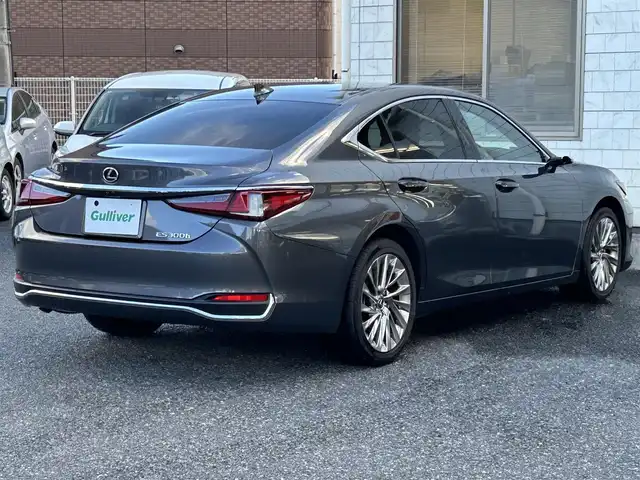 レクサス ＥＳ 300h バージョンL 福岡県 2023(令5)年 2.9万km ソニッククロム ワンオーナー/サンルーフ/デジタルアウターミラー/純正12.3インチコネクティッドナビ/　（AM/FM/Miracast/Bluetooth/フルセグTV/ナビ有）/フロント/サイド/バックカメラ/パノラミックビューモニター/レクサスセーフティーセンス/・プリクラッシュセーフティ/・レーントレーシングアシスト/・オートマチックハイビーム/・ロードサインアシスト/・レーダークルーズコントロール/・先行車発進告知機能/クリアランスソナー/コーナーセンサー/ブラインドスポッドモニター/リアクロストラフィックアシスト/リアカメラディテクッション/純正18インチAW/茶/黒レザーシート/パワーシート（D/N）/シートメモリ（D/N）/シートヒーター（全席）/エアシート（全席）/ステアリングヒーター/デジタルインナーミラー/前後ドライブレコーダー/置くだけ充電/AC100V/パドルシフト/純正フロアマット/後席サンシェード/ISOFIX/スペアキー×1/カードキー×1/保証書/取扱説明書/ナビ取扱説明書