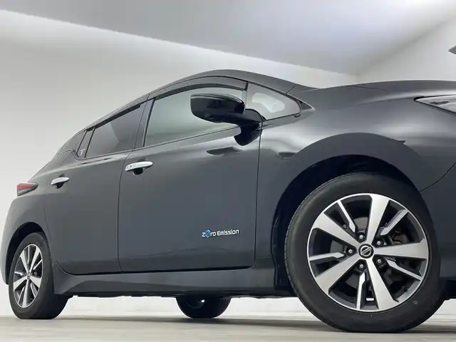 日産 リーフ X 新潟県 2019(平31)年 8.1万km スーパーブラック ワンオーナー/プロパイロット/純正メモリナビ/　フルセグTV/Bluetooth/CD/DVD/USB/衝突被害軽減ブレーキ/レーダークルーズコントロール/BSW(後側方車両検知警報)/RCTA(後退時車両検知警報)/前席シートヒーター/アラウンドビューモニター/スマートルームミラー/ドライブレコーダー【DJ4-S】/ビルトインETC/ステアリングヒーター/前後コーナーセンサー/横滑り防止装置/レザーステアリング/ステアリングスイッチ