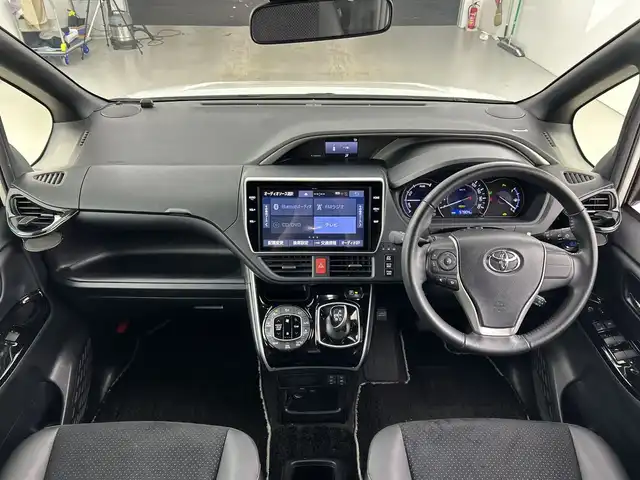 トヨタ ヴォクシー ハイブリッド ZS 煌Ⅲ 愛知県 2021(令3)年 5.8万km ホワイトパールクリスタルシャイン 禁煙車/純正10インチナビ/（CD/DVD/Bluetooth/フルセグTV/HDMI/SD)/バックカメラ/フリップダウンモニター/トヨタセーフティセンス/・プリクラッシュセーフティ/・レーンディパーチャーアラート/・オートマチックハイビーム/クルーズコントロール/ETC2.0/シートヒーター/両側パワースライドドア/純正16インチアルミホイール/LEDヘッドライト/フロントフォグランプ/オートライト/純正フロアマット/スマートキー/プッシュスタート/横滑り防止装置