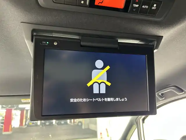 トヨタ ヴォクシー ハイブリッド ZS 煌Ⅲ 愛知県 2021(令3)年 5.8万km ホワイトパールクリスタルシャイン 禁煙車/純正10インチナビ/（CD/DVD/Bluetooth/フルセグTV/HDMI/SD)/バックカメラ/フリップダウンモニター/トヨタセーフティセンス/・プリクラッシュセーフティ/・レーンディパーチャーアラート/・オートマチックハイビーム/クルーズコントロール/ETC2.0/シートヒーター/両側パワースライドドア/純正16インチアルミホイール/LEDヘッドライト/フロントフォグランプ/オートライト/純正フロアマット/スマートキー/プッシュスタート/横滑り防止装置