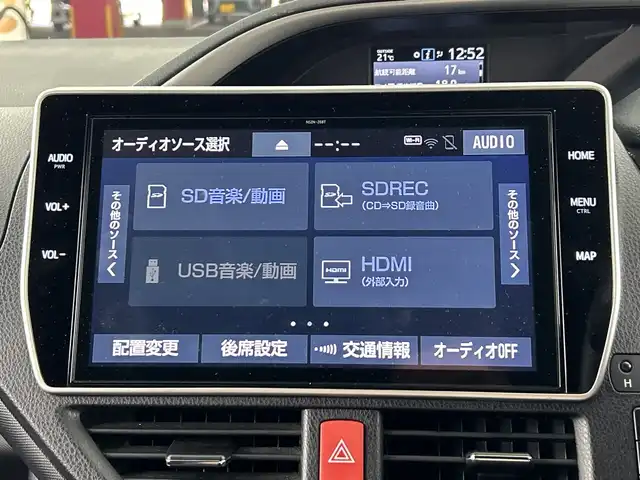 トヨタ ヴォクシー ハイブリッド ZS 煌Ⅲ 愛知県 2021(令3)年 5.8万km ホワイトパールクリスタルシャイン 禁煙車/純正10インチナビ/（CD/DVD/Bluetooth/フルセグTV/HDMI/SD)/バックカメラ/フリップダウンモニター/トヨタセーフティセンス/・プリクラッシュセーフティ/・レーンディパーチャーアラート/・オートマチックハイビーム/クルーズコントロール/ETC2.0/シートヒーター/両側パワースライドドア/純正16インチアルミホイール/LEDヘッドライト/フロントフォグランプ/オートライト/純正フロアマット/スマートキー/プッシュスタート/横滑り防止装置