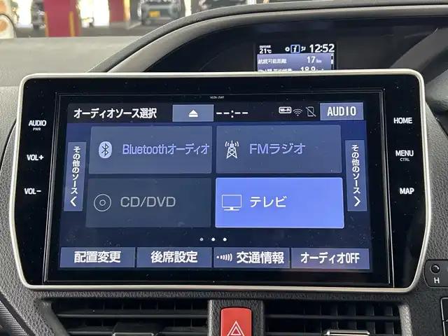 トヨタ ヴォクシー ハイブリッド ZS 煌Ⅲ 愛知県 2021(令3)年 5.8万km ホワイトパールクリスタルシャイン 禁煙車/純正10インチナビ/（CD/DVD/Bluetooth/フルセグTV/HDMI/SD)/バックカメラ/フリップダウンモニター/トヨタセーフティセンス/・プリクラッシュセーフティ/・レーンディパーチャーアラート/・オートマチックハイビーム/クルーズコントロール/ETC2.0/シートヒーター/両側パワースライドドア/純正16インチアルミホイール/LEDヘッドライト/フロントフォグランプ/オートライト/純正フロアマット/スマートキー/プッシュスタート/横滑り防止装置