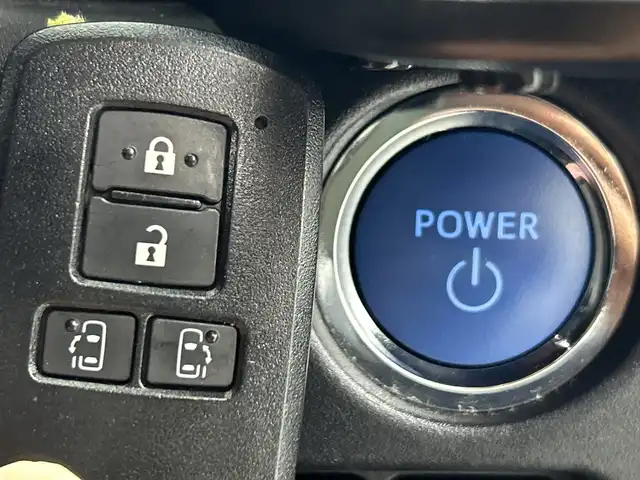 トヨタ ヴォクシー ハイブリッド ZS 煌Ⅲ 愛知県 2021(令3)年 5.8万km ホワイトパールクリスタルシャイン 禁煙車/純正10インチナビ/（CD/DVD/Bluetooth/フルセグTV/HDMI/SD)/バックカメラ/フリップダウンモニター/トヨタセーフティセンス/・プリクラッシュセーフティ/・レーンディパーチャーアラート/・オートマチックハイビーム/クルーズコントロール/ETC2.0/シートヒーター/両側パワースライドドア/純正16インチアルミホイール/LEDヘッドライト/フロントフォグランプ/オートライト/純正フロアマット/スマートキー/プッシュスタート/横滑り防止装置