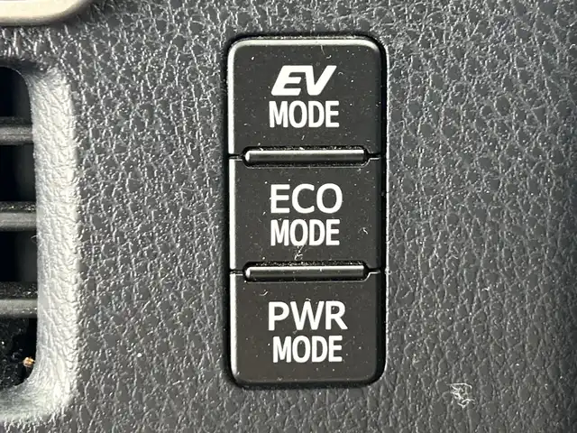 トヨタ ヴォクシー ハイブリッド ZS 煌Ⅲ 愛知県 2021(令3)年 5.8万km ホワイトパールクリスタルシャイン 禁煙車/純正10インチナビ/（CD/DVD/Bluetooth/フルセグTV/HDMI/SD)/バックカメラ/フリップダウンモニター/トヨタセーフティセンス/・プリクラッシュセーフティ/・レーンディパーチャーアラート/・オートマチックハイビーム/クルーズコントロール/ETC2.0/シートヒーター/両側パワースライドドア/純正16インチアルミホイール/LEDヘッドライト/フロントフォグランプ/オートライト/純正フロアマット/スマートキー/プッシュスタート/横滑り防止装置