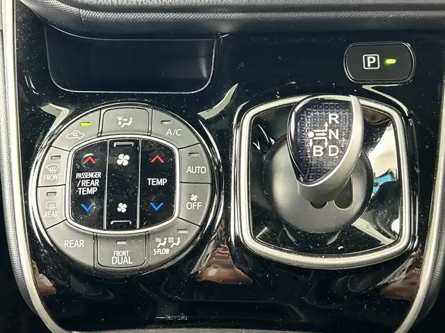 トヨタ ヴォクシー ハイブリッド ZS 煌Ⅲ 愛知県 2021(令3)年 5.8万km ホワイトパールクリスタルシャイン 禁煙車/純正10インチナビ/（CD/DVD/Bluetooth/フルセグTV/HDMI/SD)/バックカメラ/フリップダウンモニター/トヨタセーフティセンス/・プリクラッシュセーフティ/・レーンディパーチャーアラート/・オートマチックハイビーム/クルーズコントロール/ETC2.0/シートヒーター/両側パワースライドドア/純正16インチアルミホイール/LEDヘッドライト/フロントフォグランプ/オートライト/純正フロアマット/スマートキー/プッシュスタート/横滑り防止装置