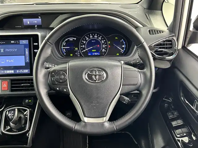 トヨタ ヴォクシー ハイブリッド ZS 煌Ⅲ 愛知県 2021(令3)年 5.8万km ホワイトパールクリスタルシャイン 禁煙車/純正10インチナビ/（CD/DVD/Bluetooth/フルセグTV/HDMI/SD)/バックカメラ/フリップダウンモニター/トヨタセーフティセンス/・プリクラッシュセーフティ/・レーンディパーチャーアラート/・オートマチックハイビーム/クルーズコントロール/ETC2.0/シートヒーター/両側パワースライドドア/純正16インチアルミホイール/LEDヘッドライト/フロントフォグランプ/オートライト/純正フロアマット/スマートキー/プッシュスタート/横滑り防止装置