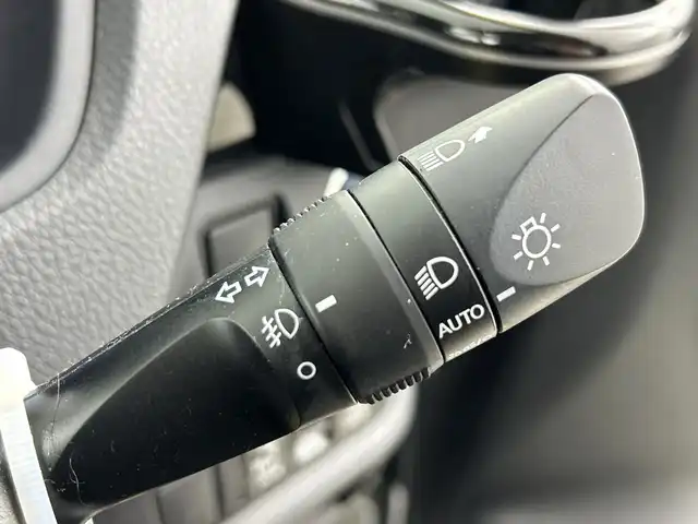 トヨタ ヴォクシー ハイブリッド ZS 煌Ⅲ 愛知県 2021(令3)年 5.8万km ホワイトパールクリスタルシャイン 禁煙車/純正10インチナビ/（CD/DVD/Bluetooth/フルセグTV/HDMI/SD)/バックカメラ/フリップダウンモニター/トヨタセーフティセンス/・プリクラッシュセーフティ/・レーンディパーチャーアラート/・オートマチックハイビーム/クルーズコントロール/ETC2.0/シートヒーター/両側パワースライドドア/純正16インチアルミホイール/LEDヘッドライト/フロントフォグランプ/オートライト/純正フロアマット/スマートキー/プッシュスタート/横滑り防止装置