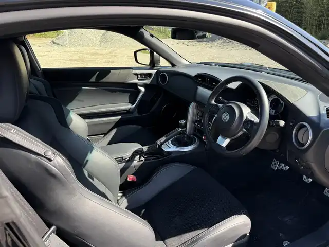 トヨタ ８６ GT リミテッド 兵庫県 2018(平30)年 2.5万km クリスタルブラックシリカ TRDエアロ(F S RU)/TRDマフラー/TRDフロントタワーバー/社外ナビ/フルセグTV/Bluetooth接続/Bカメラ/純正17インチAW/純正ドラレコ/LEDヘッドライトスマートキー2個/TRDプッシュスタート＆スカッフプレート