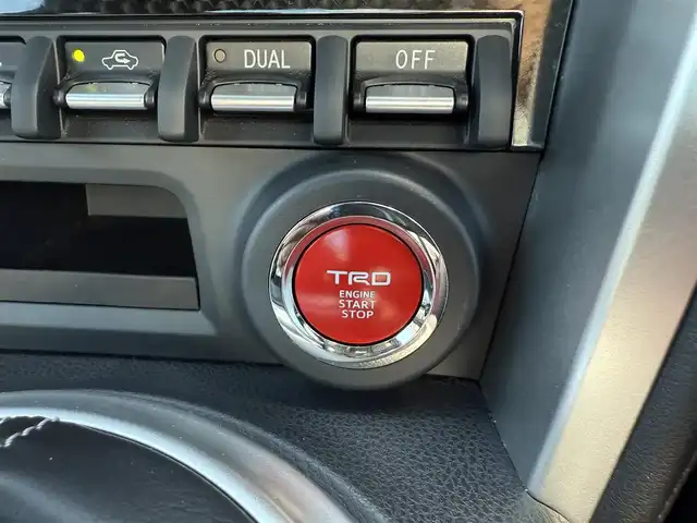 トヨタ ８６ GT リミテッド 兵庫県 2018(平30)年 2.5万km クリスタルブラックシリカ TRDエアロ(F S RU)/TRDマフラー/TRDフロントタワーバー/社外ナビ/フルセグTV/Bluetooth接続/Bカメラ/純正17インチAW/純正ドラレコ/LEDヘッドライトスマートキー2個/TRDプッシュスタート＆スカッフプレート