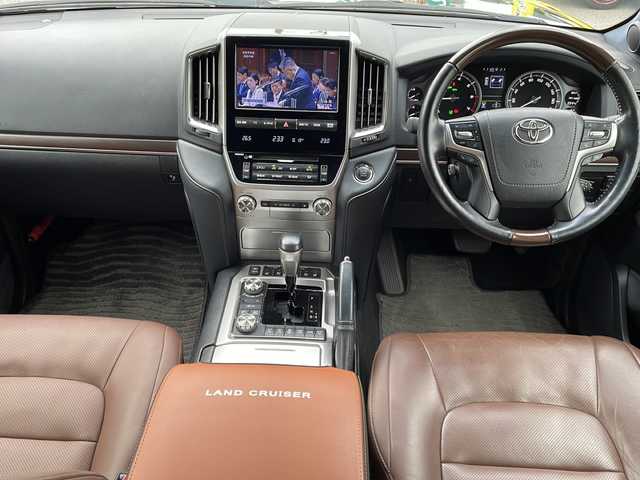 トヨタ ランドクルーザー ZX 山口県 2019(令1)年 5.7万km アティチュードブラックマイカ ワンオーナー/サンルーフ/茶レザーシート/前席/セカンドパワーシート/前席/セカンドシートヒーター/前席エアシート/サードシート電動格納/純正ナビ/DVD/CD/SD/MSV/USB/AUX/BT/純正フルセグTV/全周囲カメラ/純正LEDヘッドライト/純正フォグランプ/オートライト/オートハイビーム/純正２０インチアルミホイール/社外エアロ/ルーフレール/ウッドコンビステアリング/ステアリングヒーター/ステアリングスイッチ/クルーズコントロール/ウッド調パネル/衝突被害軽減ブレーキ/LDA/BSM/横滑り防止/コーナーセンサー/スマートキー×２/ビルトインETC2.0/純正フロアマット/トランクフロアマット/純正ドアバイザー/ドライブレコーダー/電動格納ウインカードアミラー(オート機能付き)