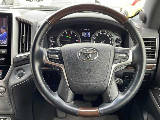 トヨタ ランドクルーザー ZX 山口県 2019(令1)年 5.7万km アティチュードブラックマイカ ワンオーナー/サンルーフ/茶レザーシート/前席/セカンドパワーシート/前席/セカンドシートヒーター/前席エアシート/サードシート電動格納/純正ナビ/DVD/CD/SD/MSV/USB/AUX/BT/純正フルセグTV/全周囲カメラ/純正LEDヘッドライト/純正フォグランプ/オートライト/オートハイビーム/純正２０インチアルミホイール/社外エアロ/ルーフレール/ウッドコンビステアリング/ステアリングヒーター/ステアリングスイッチ/クルーズコントロール/ウッド調パネル/衝突被害軽減ブレーキ/LDA/BSM/横滑り防止/コーナーセンサー/スマートキー×２/ビルトインETC2.0/純正フロアマット/トランクフロアマット/純正ドアバイザー/ドライブレコーダー/電動格納ウインカードアミラー(オート機能付き)