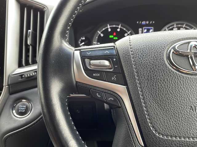 トヨタ ランドクルーザー ZX 山口県 2019(令1)年 5.7万km アティチュードブラックマイカ ワンオーナー/サンルーフ/茶レザーシート/前席/セカンドパワーシート/前席/セカンドシートヒーター/前席エアシート/サードシート電動格納/純正ナビ/DVD/CD/SD/MSV/USB/AUX/BT/純正フルセグTV/全周囲カメラ/純正LEDヘッドライト/純正フォグランプ/オートライト/オートハイビーム/純正２０インチアルミホイール/社外エアロ/ルーフレール/ウッドコンビステアリング/ステアリングヒーター/ステアリングスイッチ/クルーズコントロール/ウッド調パネル/衝突被害軽減ブレーキ/LDA/BSM/横滑り防止/コーナーセンサー/スマートキー×２/ビルトインETC2.0/純正フロアマット/トランクフロアマット/純正ドアバイザー/ドライブレコーダー/電動格納ウインカードアミラー(オート機能付き)